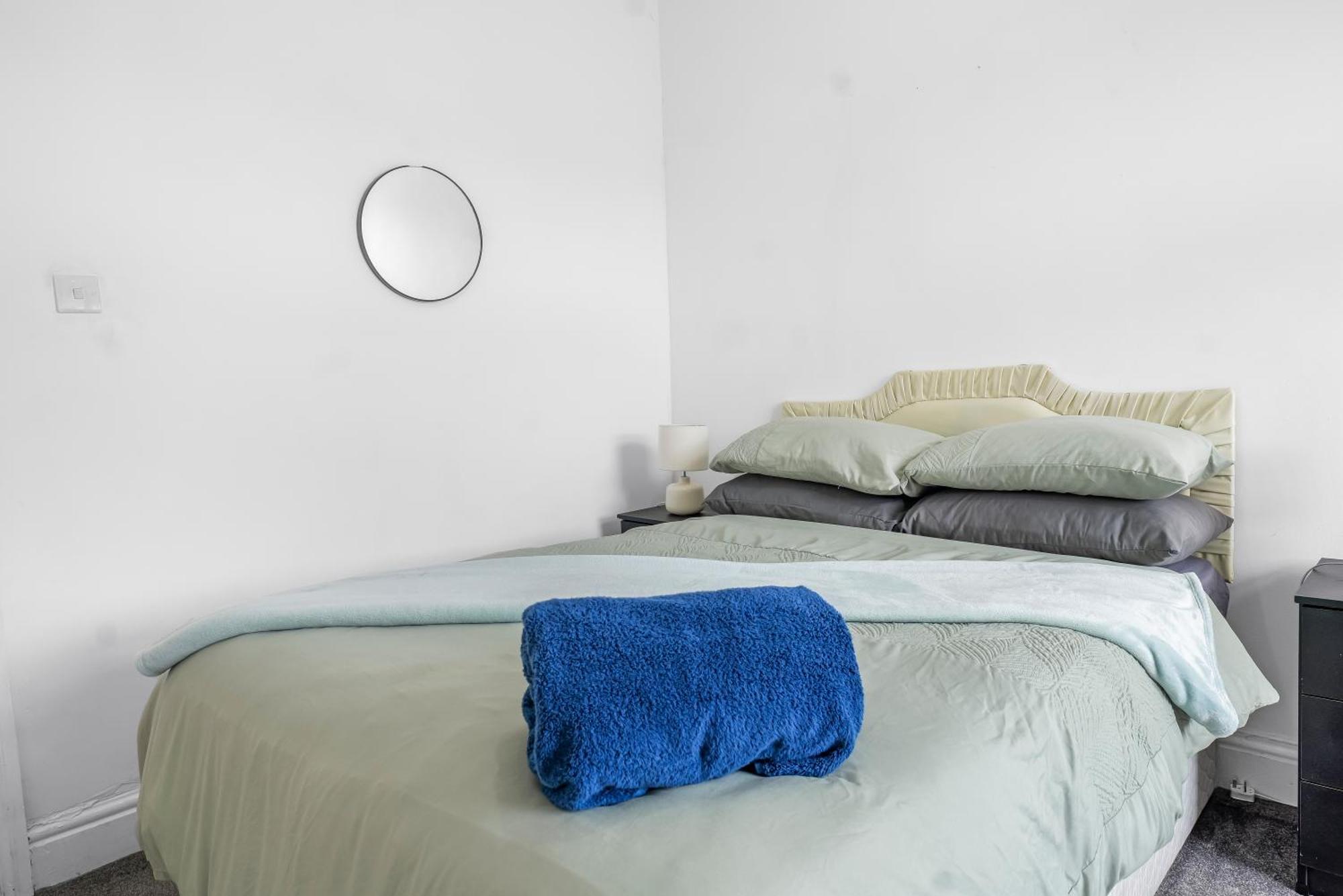 Rochdale 3 Bedroom House 2 Bath With Free Parking Sleeps 7 Exterior foto